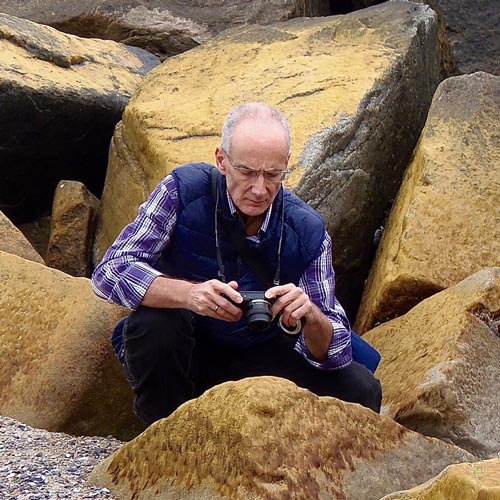 Jaap Berghoef an der dänischen Küste beim Fotografieren von Algen